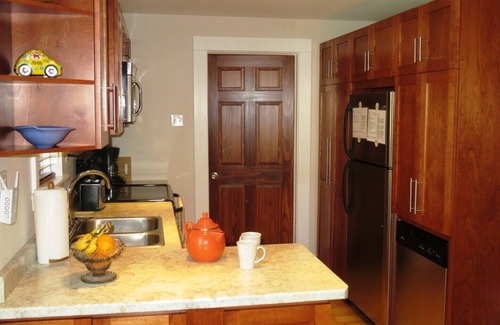 Shelburne House | Cozy Contemporary Cottage 10 mins to beach