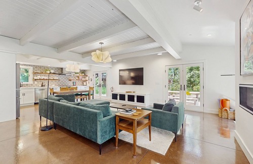 Tahoe Sierra Estates House | Cozy & contemporary, family-friendly home w/free WiFi & a private washer/dryer