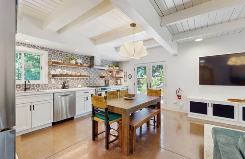 Tahoe Sierra Estates House | Cozy & contemporary, family-friendly home w/free WiFi & a private washer/dryer