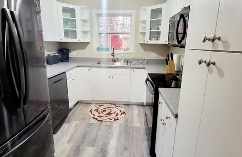 Gumlog Cottage | Cozy Cottage by the lake WIFI/Pets Welcome/Kayaks