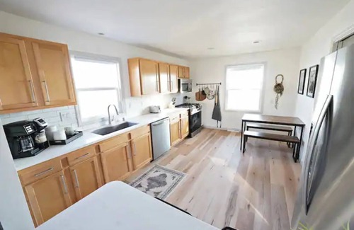 Groveland House | Cozy Cottage in East Peoria!