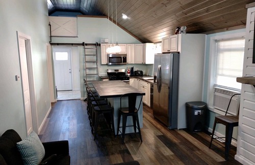 Mannsville House | Cozy Cottage in Sandy Pond 2