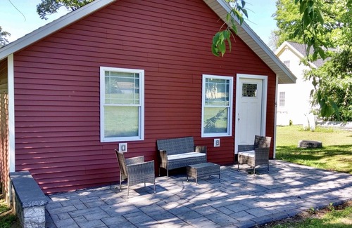 Mannsville House | Cozy Cottage in Sandy Pond 2
