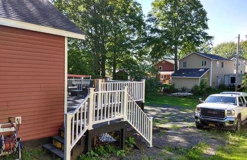 Mannsville House | Cozy Cottage in Sandy Pond 2