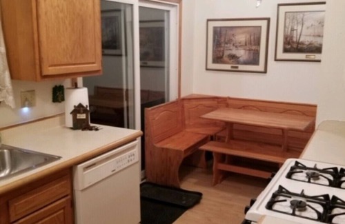 Le Roy House | Cozy Cottage in the woods at Rose Lake