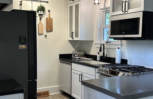Iowa City House | Cozy cottage just five minutes walk to Kinnick Stadium & UI Hospitals & Clinics!