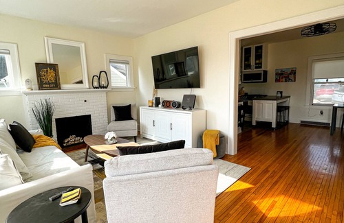 Iowa City House | Cozy cottage just five minutes walk to Kinnick Stadium & UI Hospitals & Clinics!
