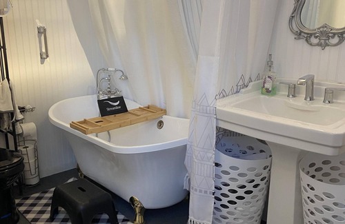 Bay Minette Bed & Breakfast | Cozy Cottage near downtown Bay Minette and Court house