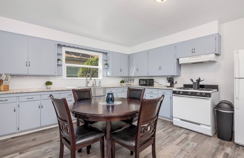 Hanford House | Cozy Cottage near downtown Hanford