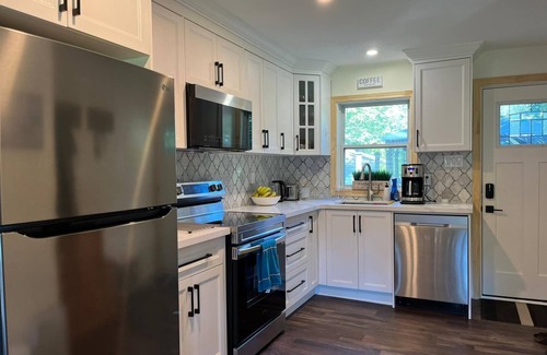 Baddow Cottage | Cozy cottage on Burnt River with hot tub & sauna