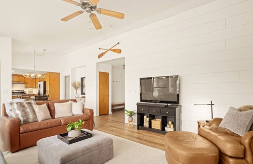 Puyallup Cottage | Cozy Cottage On the Puyallup River - Waterfront/Hot Tub