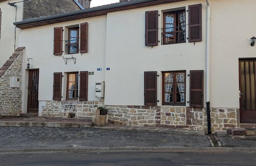 Vauvillers Cottage | Cozy cottage with fireplace and shared garden