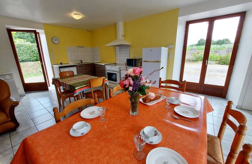 Saint-Ouen-des-Toits Cottage | Cozy Countryside Home with Private Garden, Near Laval - 4 Bedrooms, Pet-Friendly, Ideal Location