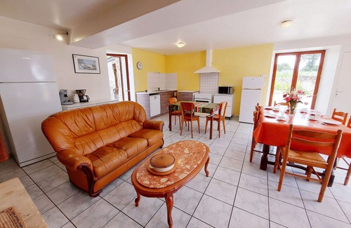 Saint-Ouen-des-Toits Cottage | Cozy Countryside Home with Private Garden, Near Laval - 4 Bedrooms, Pet-Friendly, Ideal Location