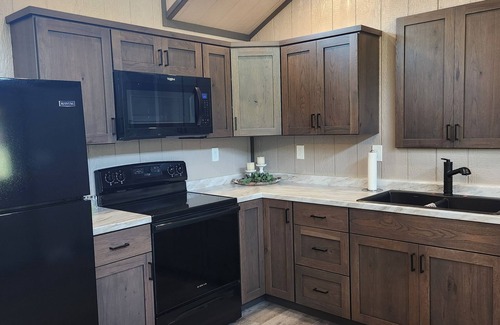Sullivan Cabin | Cozy Country Cabin - Sleeps 6 - with Hot Tub