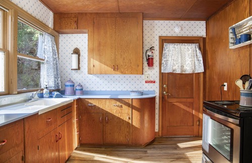 Galice Cottage | Cozy, Country Cottage Near the Rogue River