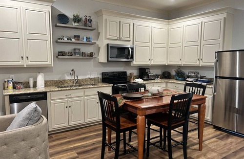 New Albany Cottage | Cozy country cottage 35 minutes to Oxford, Tupelo & 60 miles from Memphis