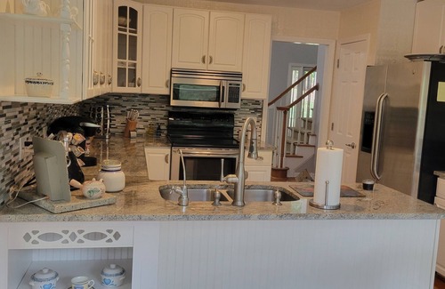 Woodstock House | Cozy Country Home with 5 Bedrooms 4 Baths and Swimming Pool