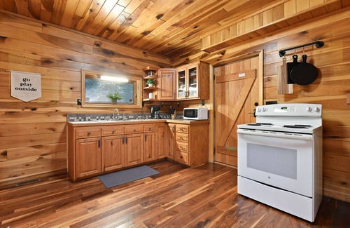 Laurelville Cabin | Cozy Couples Cabin! Hidden in the Woods of Hocking Hills!