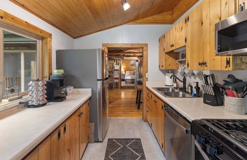 Silver Plume Cabin | Cozy Creekside Getaway!