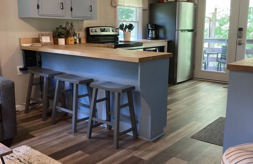 Barnardsville House | Cozy Creekside Guesthouse - 25min to Asheville