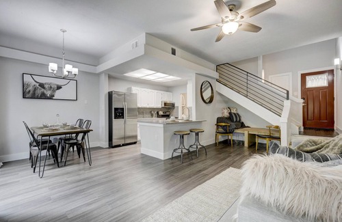 Westgate House | Cozy Creekside Retreat! Close to the City + Nature + Creek + Pet friendly.