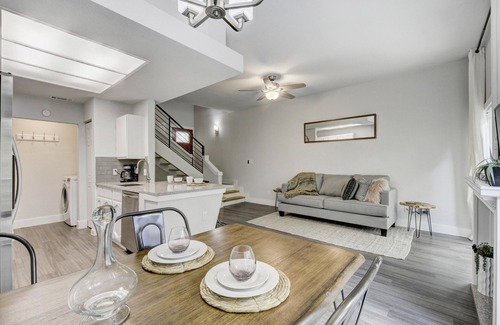 Westgate House | Cozy Creekside Retreat! Close to the City + Nature + Creek + Pet friendly.