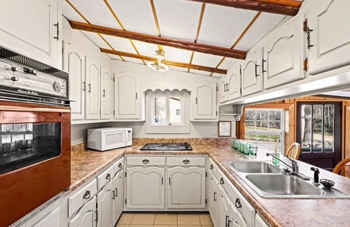Vonore Cabin | Cozy & Creekside-Rustic Elegance Meets Adventure-Citico Creek