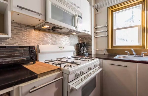 Fishtown Apartment | Cozy Crib in charming Fishtown with AC, WiFi, Washer/Dryer, Private Roof Deck