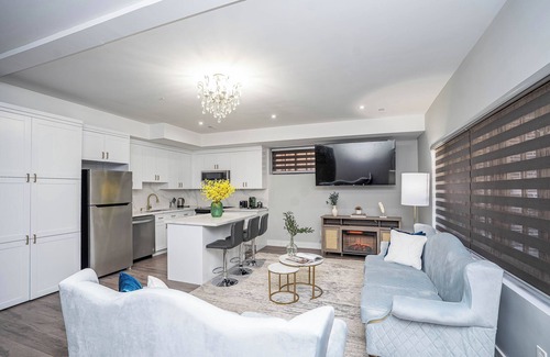 Pine Grove House | COZY CUSTOM MANSION 2 BEDROOM APARTMENT. QUIET FAMILY FRIENDLY NEIGHBORHOOD
