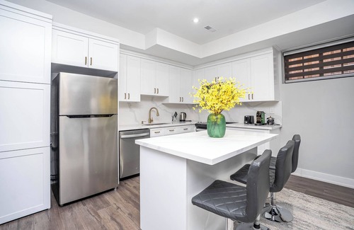 Pine Grove House | COZY CUSTOM MANSION 2 BEDROOM APARTMENT. QUIET FAMILY FRIENDLY NEIGHBORHOOD