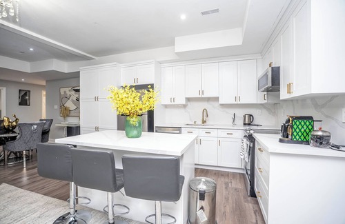 Pine Grove House | COZY CUSTOM MANSION 2 BEDROOM APARTMENT. QUIET FAMILY FRIENDLY NEIGHBORHOOD