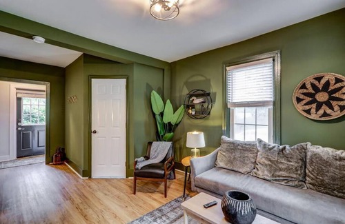 Mountville House | Cozy Dark & Moody Home New Reno 10 mins to Lanc
