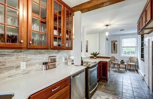 Mountville House | Cozy Dark & Moody Home, New Reno, 10 mins to Lanc!