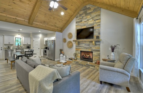 Morganton Cabin | Cozy Day Break! Hot Tub, Fire Pit, Horse Shoes, Near Nottley Lake