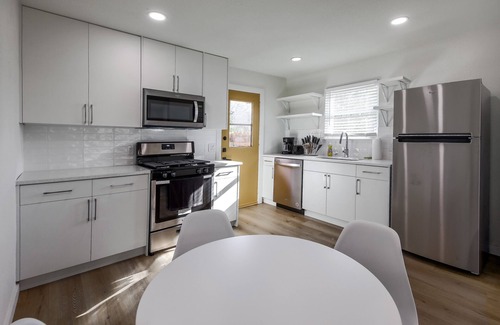 St. Edwards House | Cozy Designer Home in 1 Acre Land 5 mins to Domain