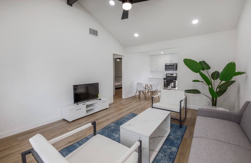 St. Edwards House | Cozy Designer Home in 1 Acre Land 5 mins to Domain