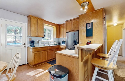Tahoe Paradise Cabin | Cozy, dog-friendly cabin with large private deck, fireplace, BBQ-close to trails
