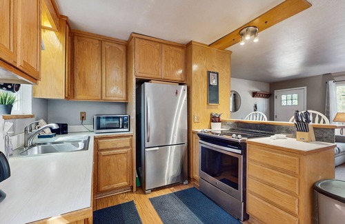 Tahoe Paradise Cabin | Cozy, dog-friendly cabin with large private deck, fireplace, BBQ-close to trails