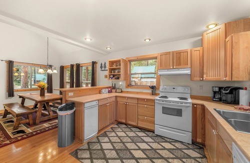 Leavenworth House | Cozy-dog friendly cabin with a hot tub, fireplace, that sleeps 6 guests.
