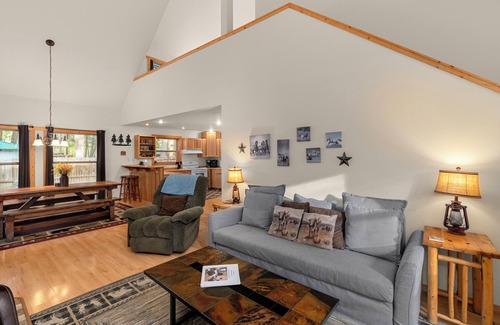 Leavenworth House | Cozy-dog friendly cabin with a hot tub, fireplace, that sleeps 6 guests.