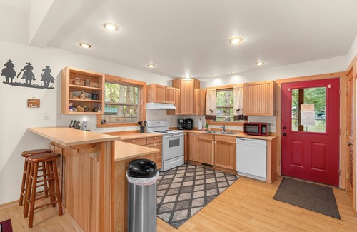 Leavenworth House | Cozy-dog friendly cabin with a hot tub, fireplace, that sleeps 6 guests.