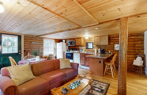 Jeffersonville Condo | Cozy dog-friendly condo w/private deck, grill, gas fireplace, firepit, cornhole