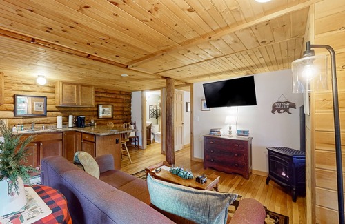 Jeffersonville Condo | Cozy dog-friendly condo w/private deck, grill, gas fireplace, firepit, cornhole
