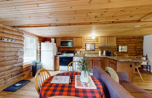 Jeffersonville Condo | Cozy dog-friendly condo w/private deck, grill, gas fireplace, firepit, cornhole