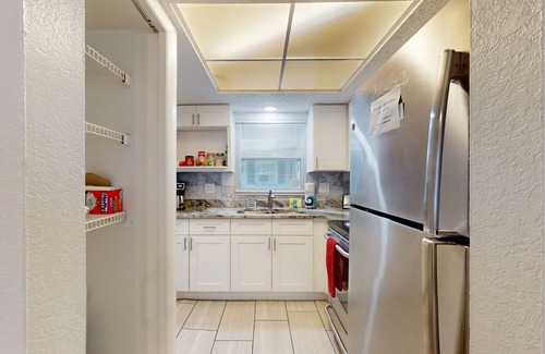 Largo House | Cozy, dog friendly home close to shopping, entertainment, AC and WIFI
