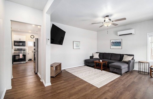 Kalamazoo Apartment | Cozy Downtown 1-bedroom Retreat in superb Kalamazoo with AC, WiFi