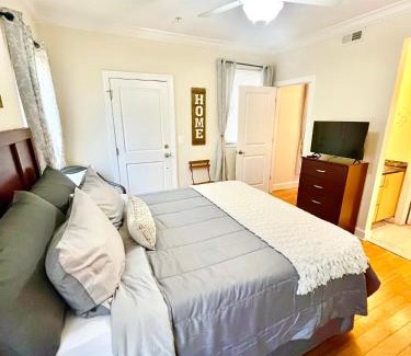 Annapolis Apartment | COZY DOWNTOWN APARTMENT-Naval Academy Vicinity