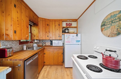 Seaside Cottage | Cozy:}EasyWalktoBeach/Boardwalk/Town/Café/Pub~Bikes~Foosball~Fenced~Quiet~DogsOK