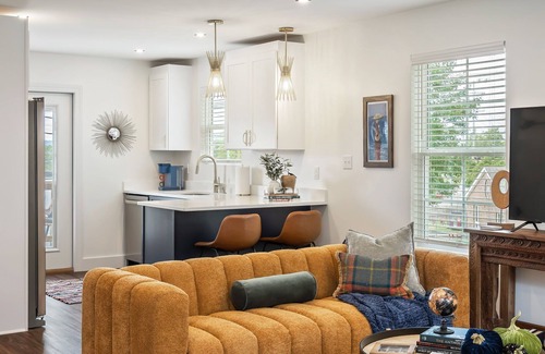Powell House | Cozy, Elegant 3 Bedroom Townhouse with Romantic Vibe